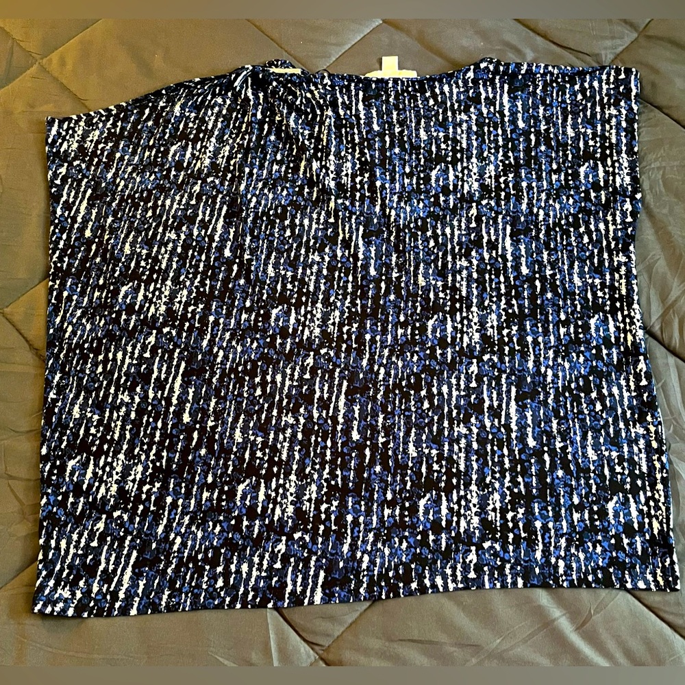 MICHAEL KORS Women's Asymmetrical cap sleeve blouse. Blue, Black, White.… - Picture 4 of 10